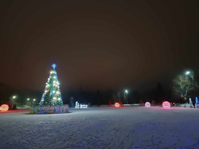 на центральній площі Чугуєва встановили ялинку